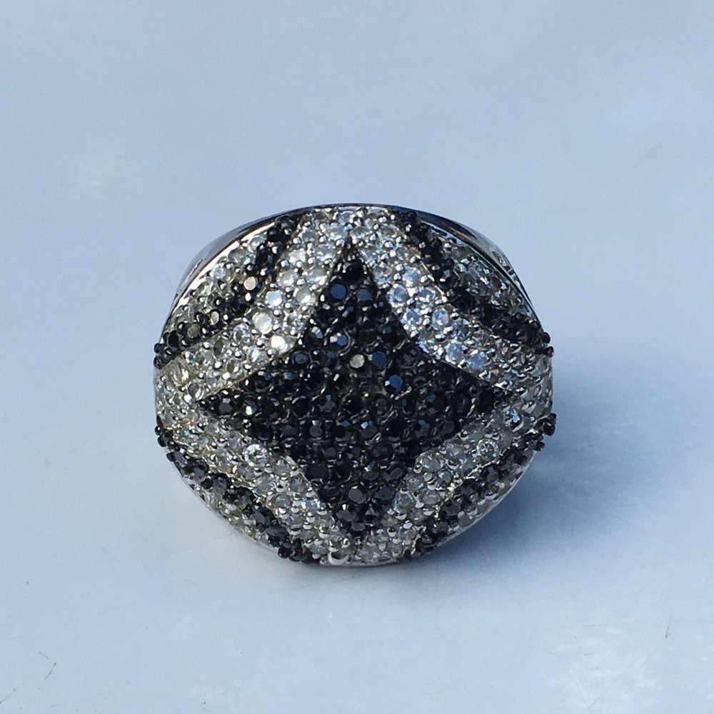 Classy Women's Silver Cubic Zirconia Ring With Heart Accents, Size 5 3/4